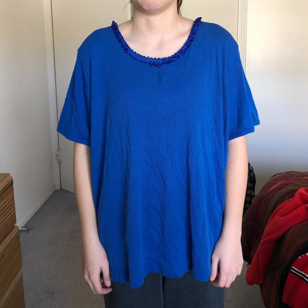 Blue comfy t-shirt with bead pattern on neckline